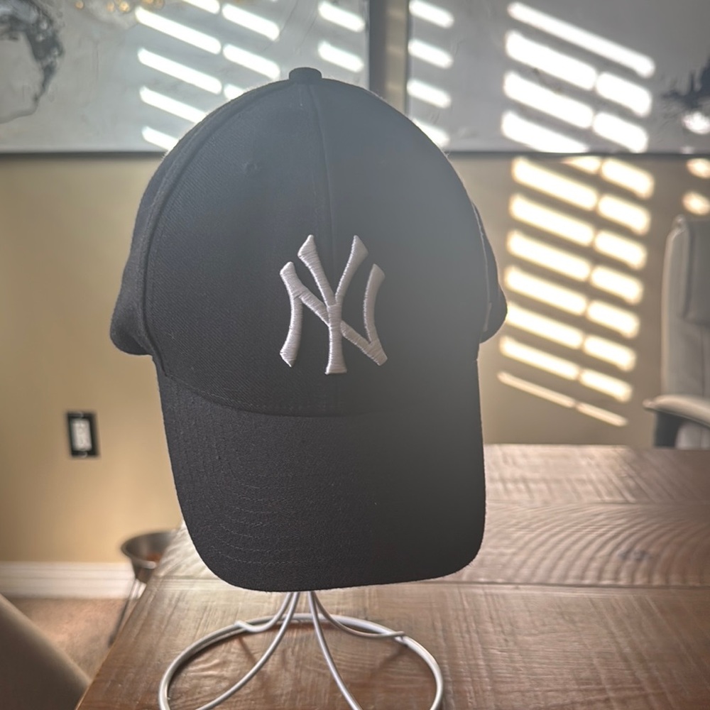 Brand New - New York Yankes Baseball Cap with White Logo